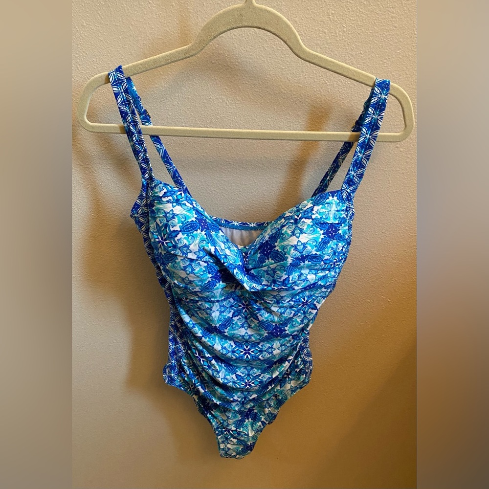 NWT La Blanca one piece swimsuit